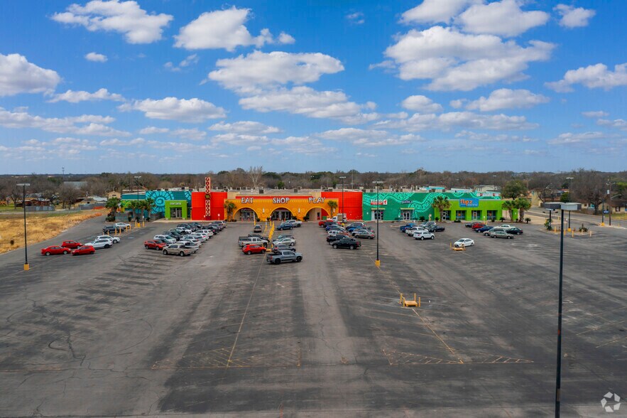 More Photos Of 910 SE Military Dr, San Antonio Freestanding For Lease