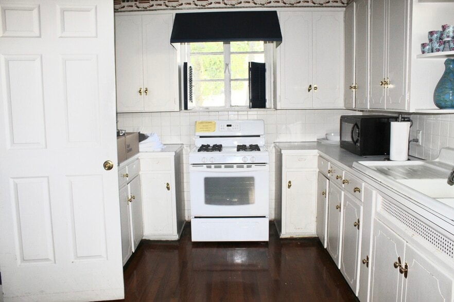 More Photos Of 2005 N Country Club Dr, Montgomery Schools For Sale