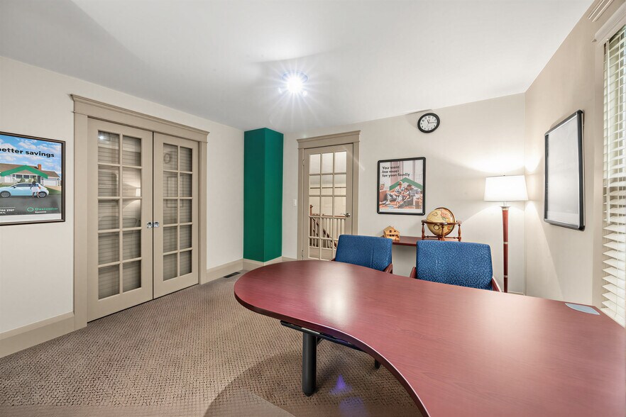 More Photos Of 3569 Cawthra Rd, Mississauga Office For Sale