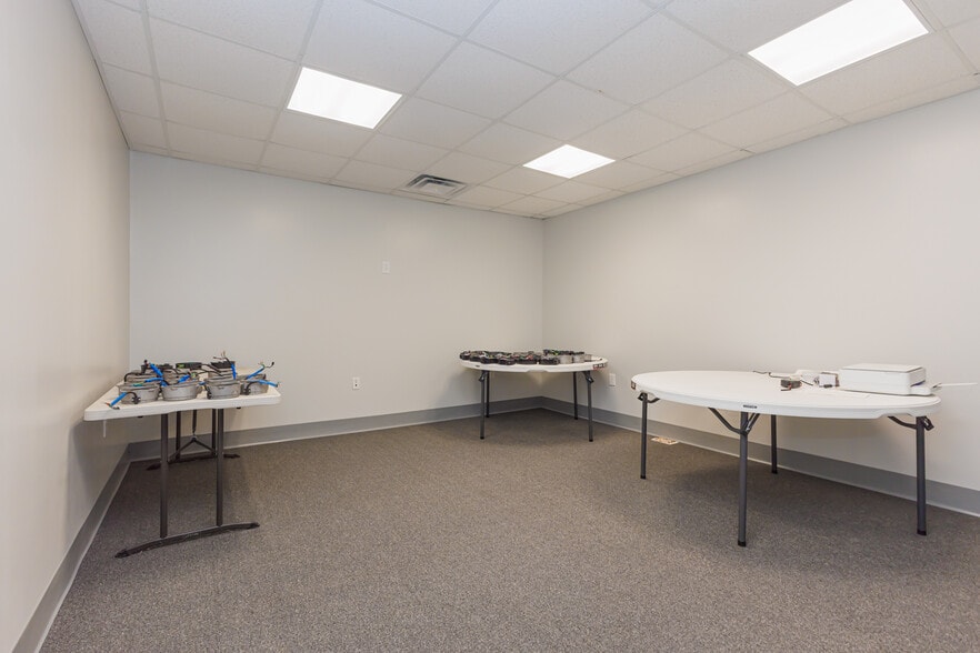 More Photos Of 5513 N Oxford St, Indianapolis Showroom For Lease