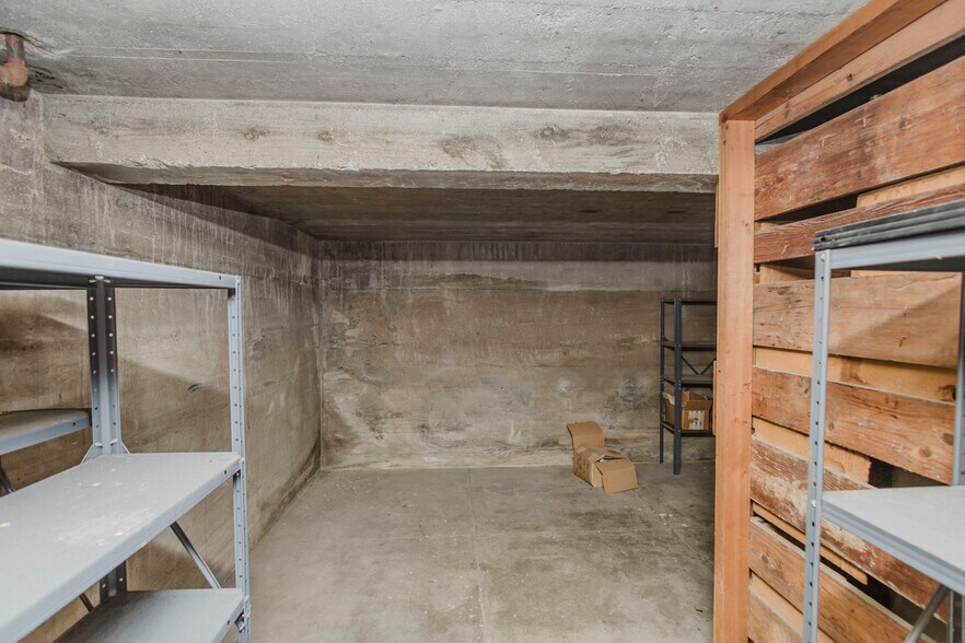 More Photos Of 110 N Poplar St, Hutchinson Warehouse For Sale