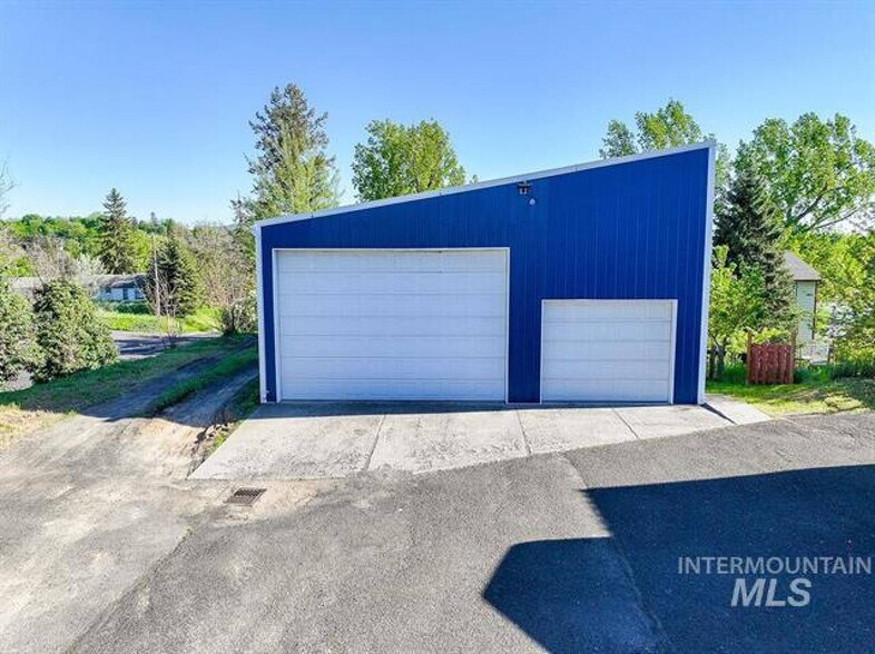 More Photos Of 603 & 621 N Main St, Moscow Distribution For Sale