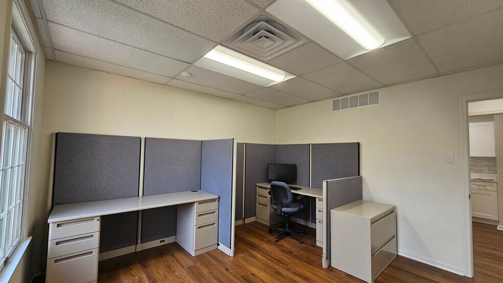 More Photos Of 152 Himmelien Rd, Medford Office For Sale