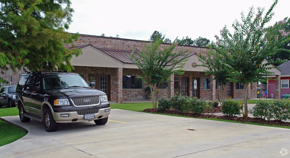 More Photos Of 8155 Gladys Ave, Beaumont Office For Sale