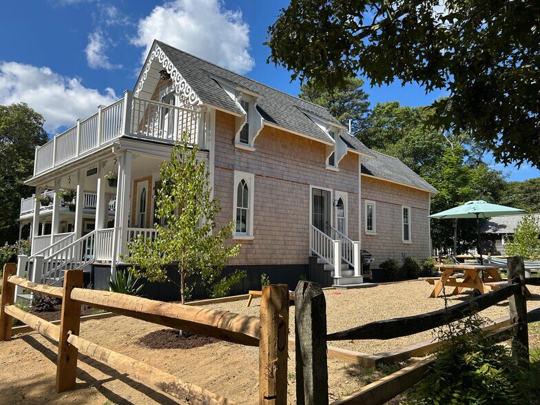 More Photos Of 9 Brunswick Ave, Vineyard Haven Specialty For Sale