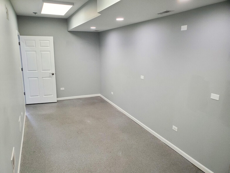 More Photos Of 440 Industrial Dr, Naperville Warehouse For Lease