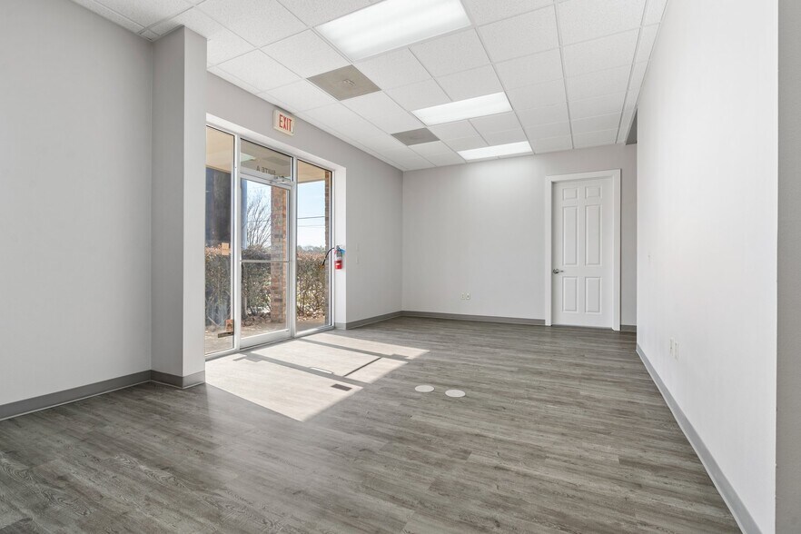 More Photos Of 3607 N Loop 336, Conroe Light Manufacturing For Lease