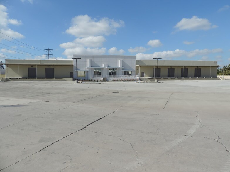 More Photos Of 2610 S Birch St, Santa Ana Warehouse For Lease