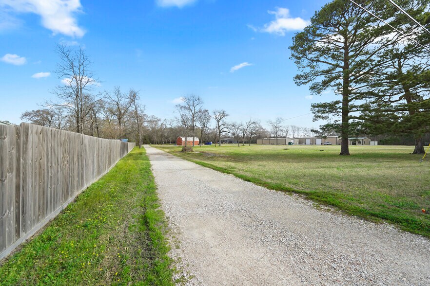 More Photos Of 12726 Moon Rd, Willis Loft Creative Space For Sale