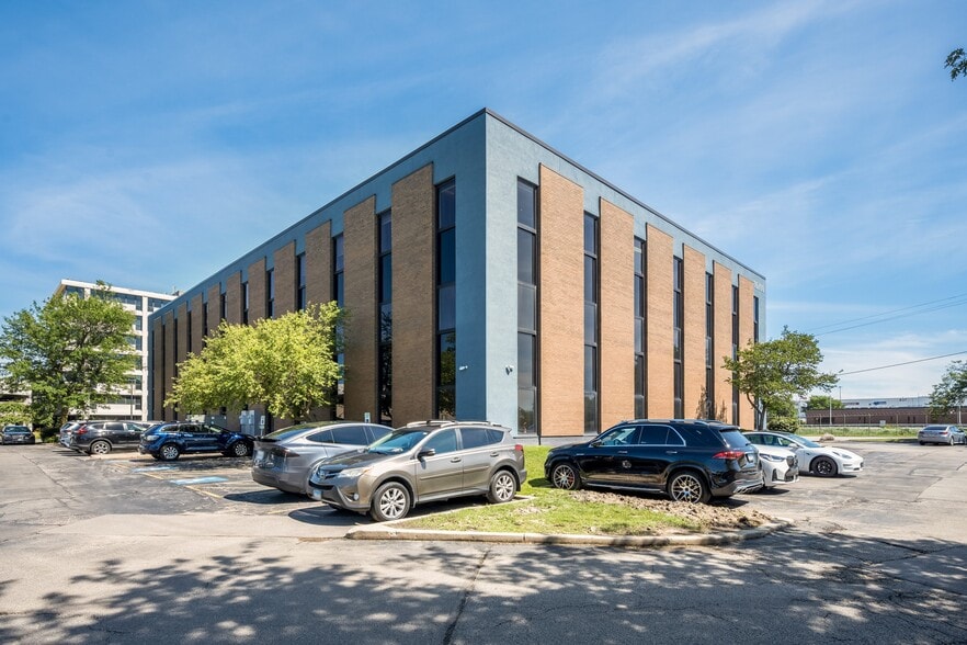 More Photos Of 10700 W Higgins Rd, Rosemont Office For Sale