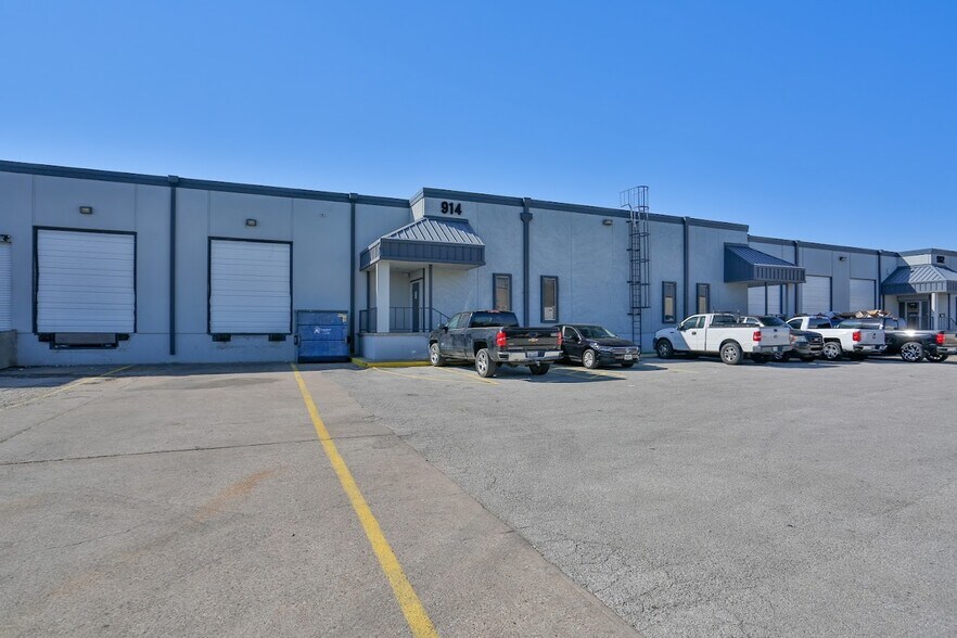 More Photos Of 910-916 Avenue M, Grand Prairie Warehouse For Sale
