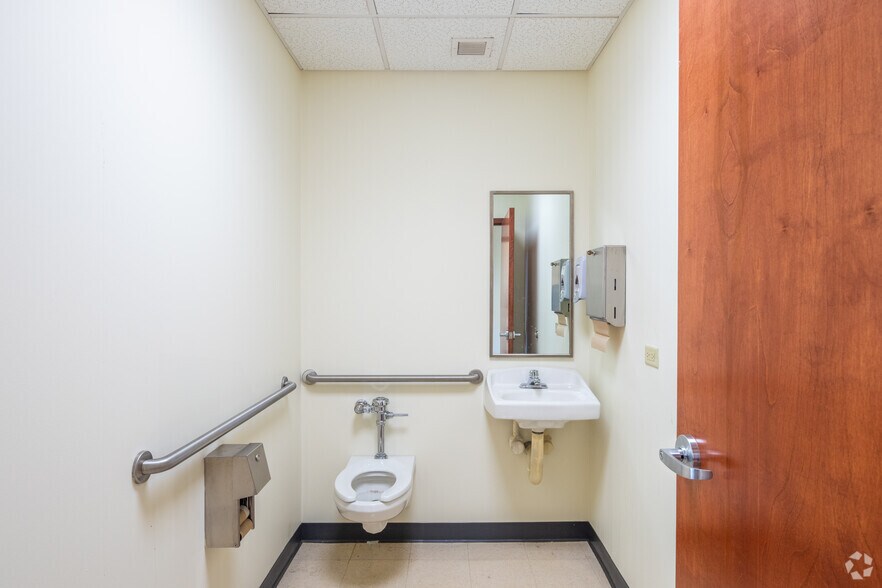 More Photos Of 610 S Maple Ave, Oak Park Medical For Lease