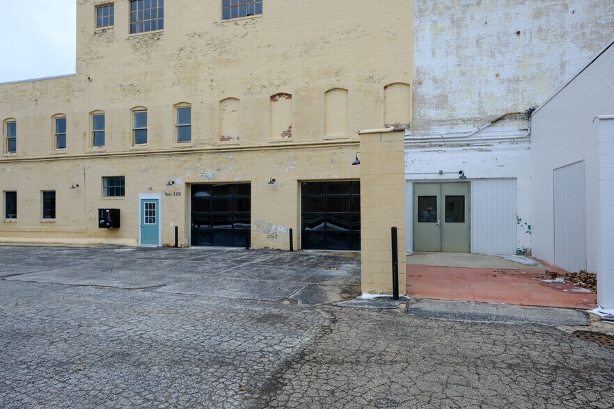 More Photos Of 408 W Main St, Benton Harbor Freestanding For Lease