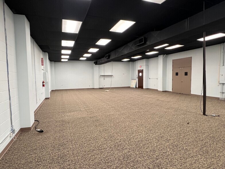 More Photos Of 211 W 3rd St, Taylor Office For Lease