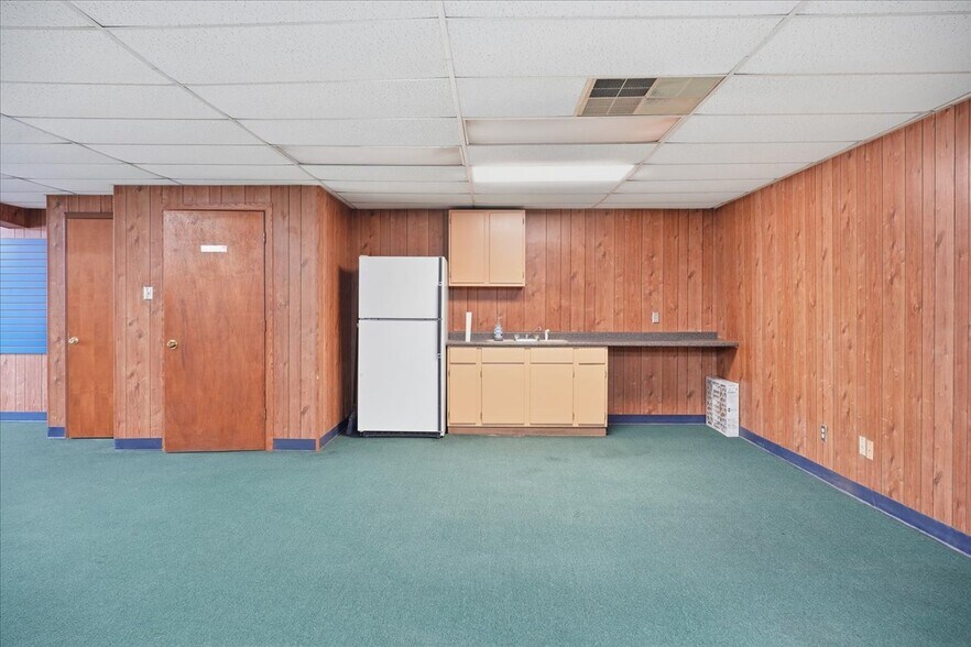 More Photos Of 3118 E Slaton Hwy, Lubbock Showroom For Sale