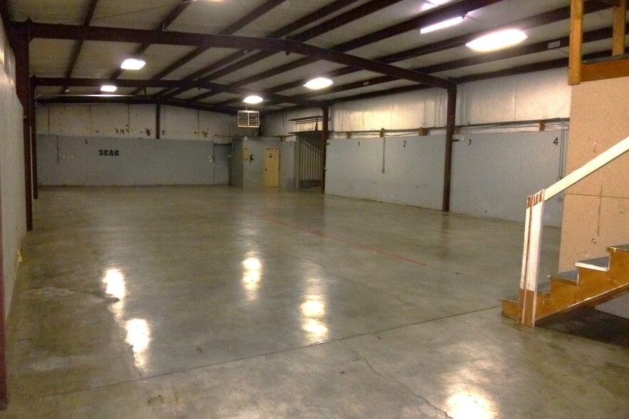 More Photos Of 115 Mary St, Johnson City Flex For Lease