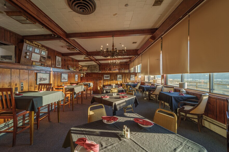 More Photos Of 33 County Road 60, Waverly Hotel For Sale