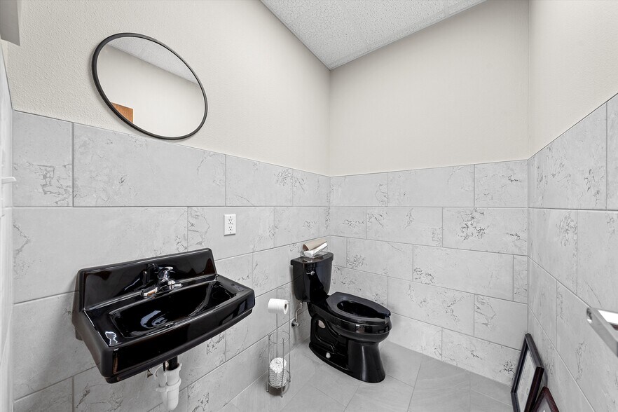 More Photos Of 8225 Central Park Dr, Woodway Office For Sale