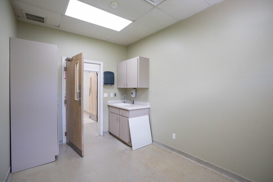 More Photos Of 3628 N Lecanto Hwy, Beverly Hills Veterinarian Kennel For Sale