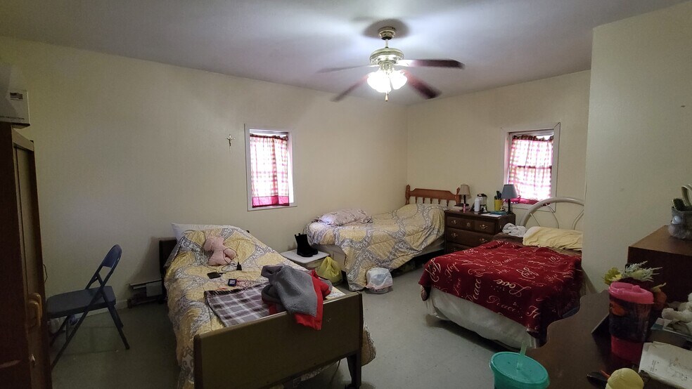 More Photos Of 522 Main St, Rockwood Specialty For Sale