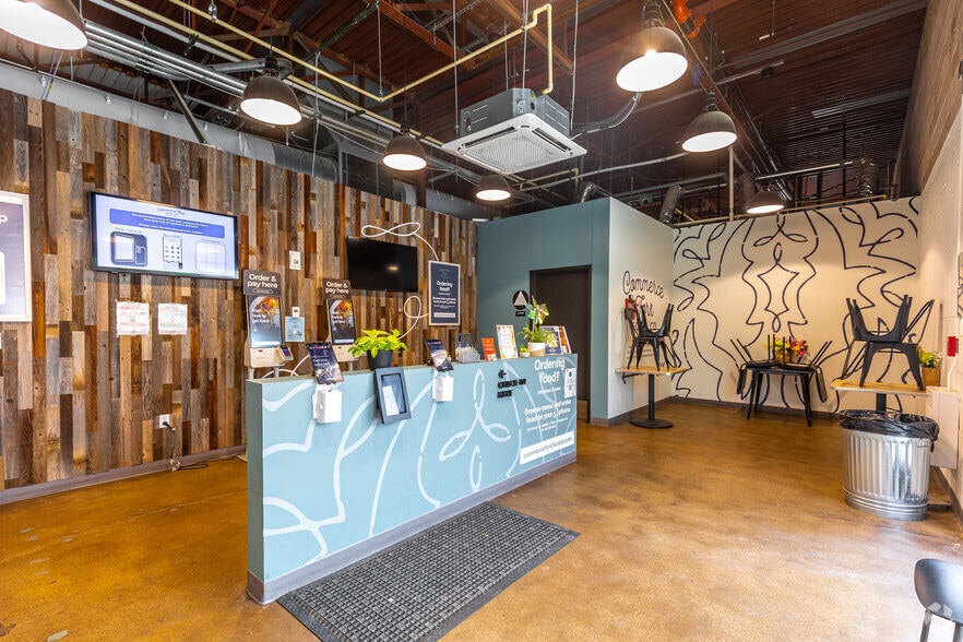 More Photos Of 921 W Commerce St, Dallas Warehouse For Lease