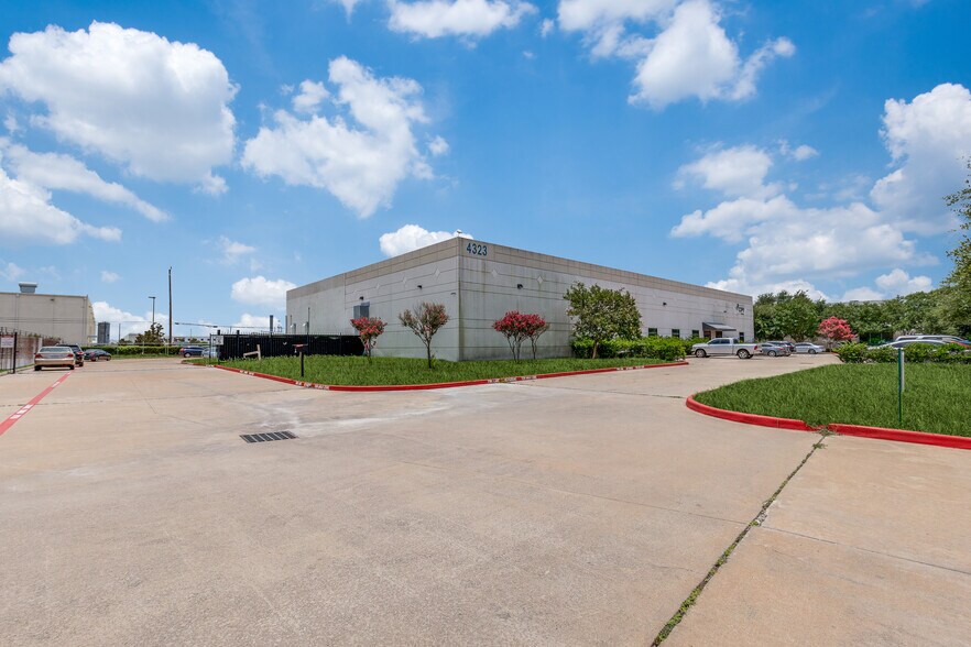 More Photos Of 4323 Greenbriar Dr, Stafford Showroom For Sale