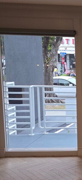 More Photos Of 733 10th St, Santa Monica Storefront Retail Office For Lease