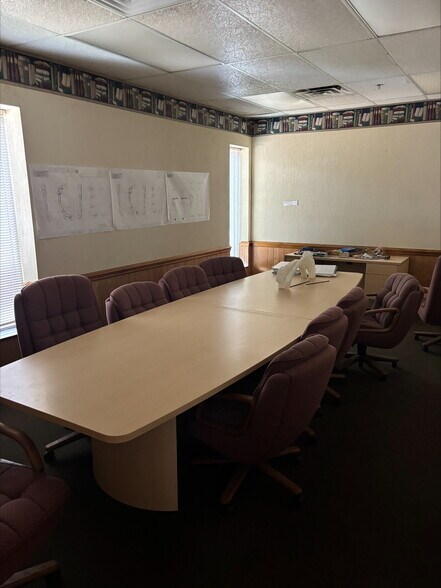 More Photos Of 200 Park Ave, Newberry Warehouse For Lease