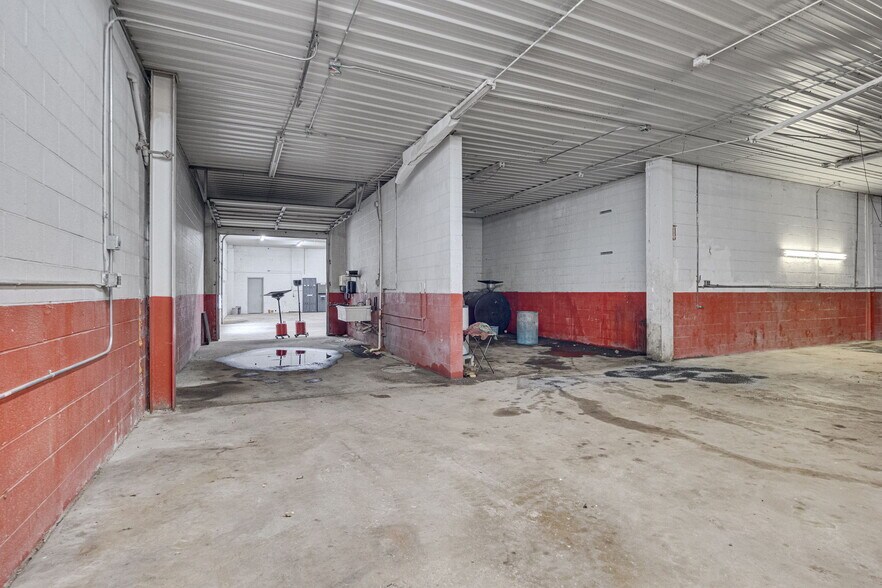 More Photos Of 610 Sainte Genevieve Dr, Sainte Genevieve Auto Dealership For Sale