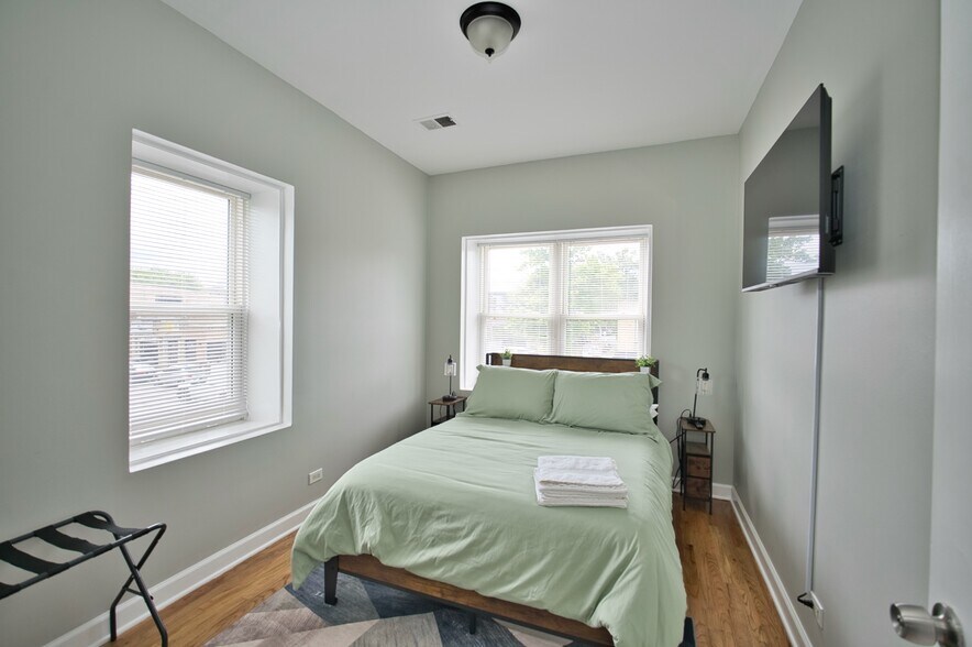More Photos Of 3034-3040 W Montrose Ave, Chicago Apartments For Sale