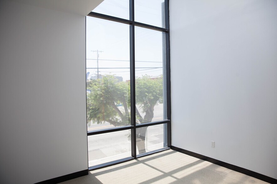 More Photos Of 2300 S Sepulveda Blvd, Los Angeles Office For Lease