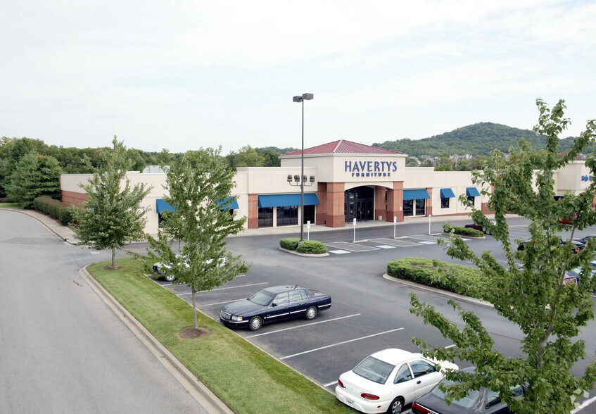 More Photos Of 8105 Moores Ln, Brentwood Unknown For Lease