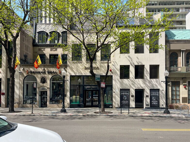 Primary Photo Of 114 E Oak St, Chicago Freestanding For Lease