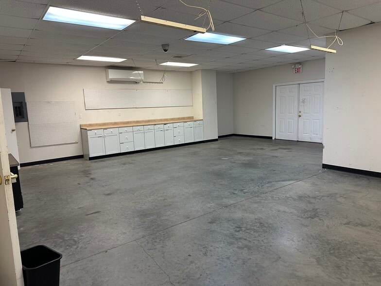 More Photos Of 110 Crossway Rd, Tallahassee Warehouse For Lease