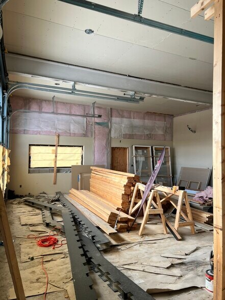 More Photos Of 33 E Main St, Belgrade Flex For Lease