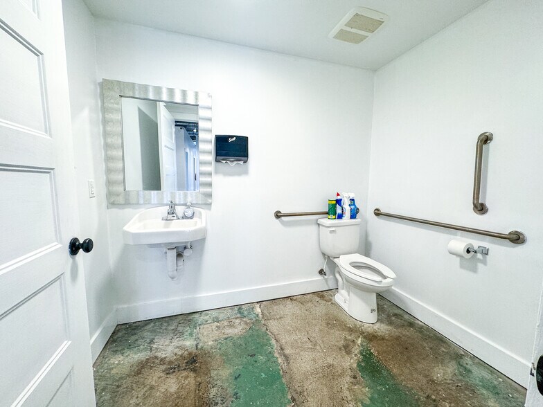 More Photos Of 920 Dauphin St, Mobile Office For Sale