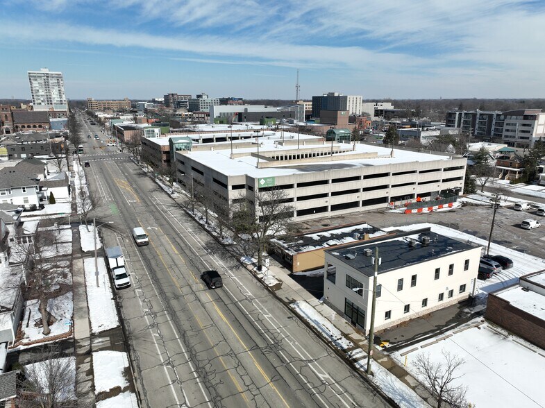 More Photos Of 915 S Washington Ave, Royal Oak General Retail For Sale