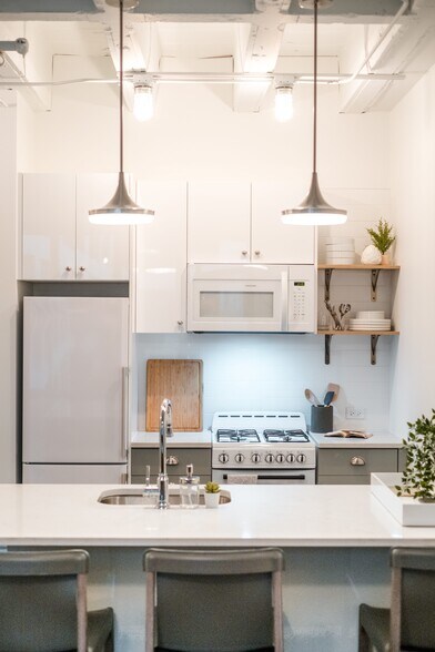 More Photos Of 5050 N Broadway St, Chicago Apartments For Lease