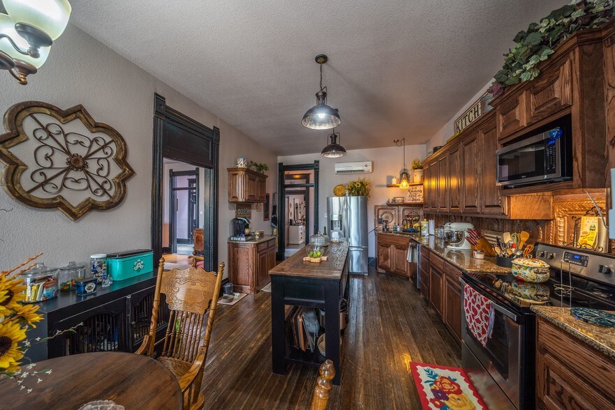 More Photos Of 75 N Waco St, Hillsboro General Retail For Lease