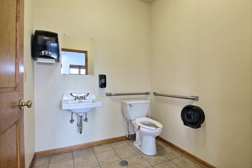 More Photos Of 19560 Burnham Ave, Lynwood Auto Repair For Sale