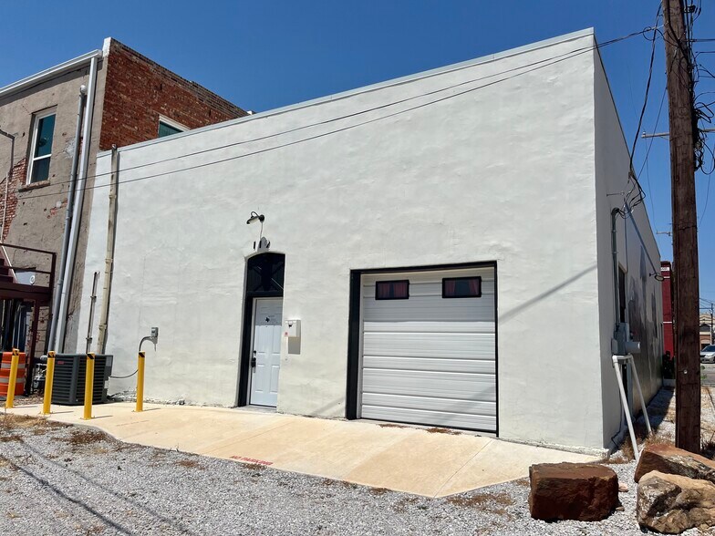 More Photos Of 112 W Wise St, Bowie Office For Sale