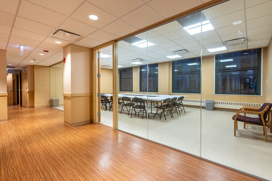 More Photos Of 111 N Wabash Ave, Chicago Office For Sale