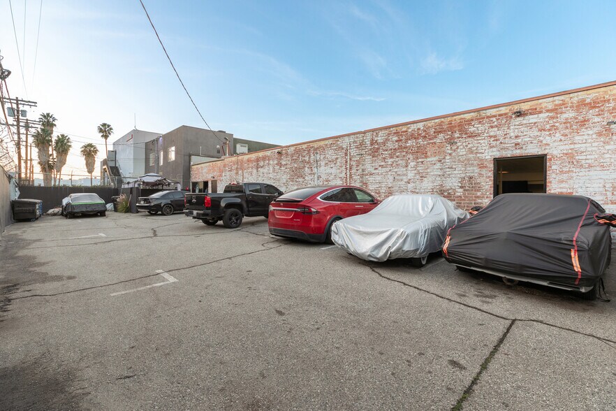 More Photos Of 6900 Melrose Ave, Los Angeles General Retail For Lease