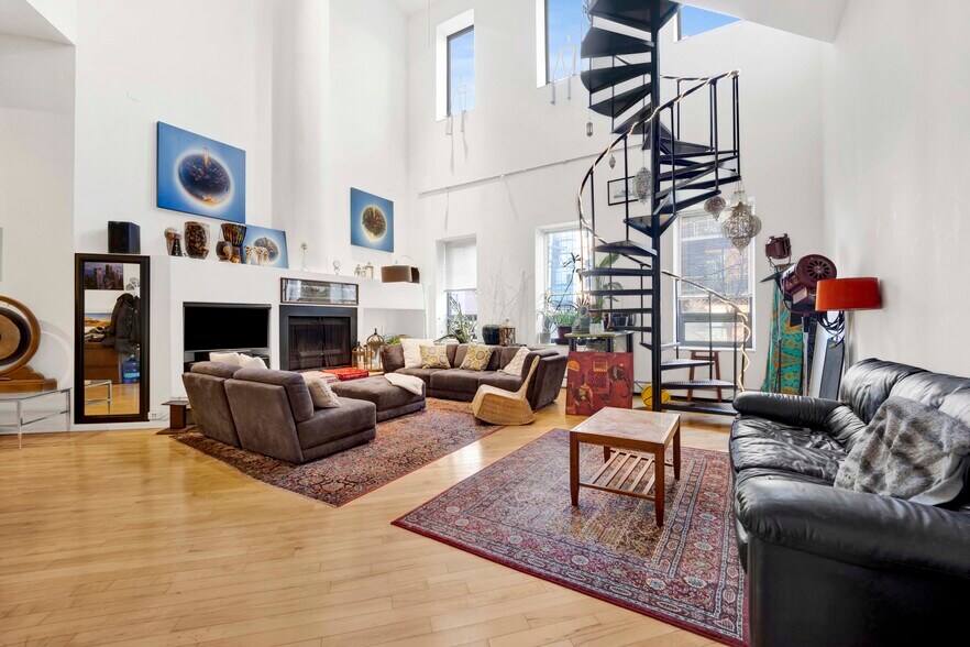 More Photos Of 711 N Milwaukee Ave, Chicago Storefront Retail Office For Sale