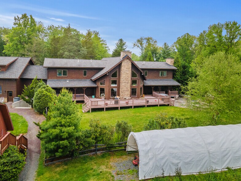 More Photos Of 11501 Popes Head Rd, Fairfax Garden Center For Sale