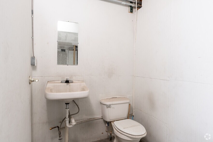 More Photos Of 605-607 S 605 & 607 S Stanton St, El Paso General Retail For Sale