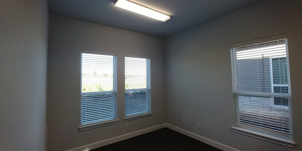 More Photos Of 660 S Bagdad Rd, Leander Office For Sale