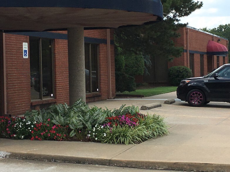 More Photos Of 6202 S Lewis Ave, Tulsa Office For Lease
