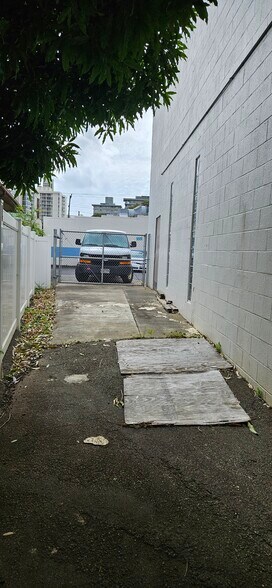 More Photos Of 2700 S King St, Honolulu Unknown For Lease
