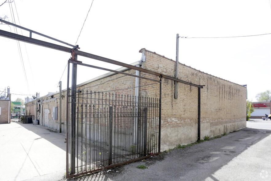 More Photos Of 5600-5612 W Division St, Chicago Storefront For Sale